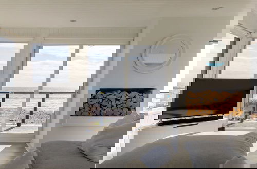 Foto 61 - Luxury Seafront Family Home - Indoor Pool
