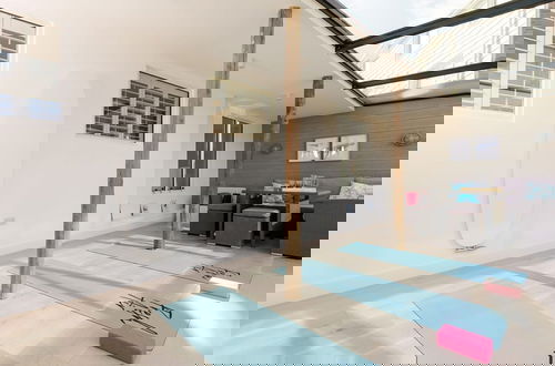 Foto 22 - Luxury Seafront Family Home - Indoor Pool