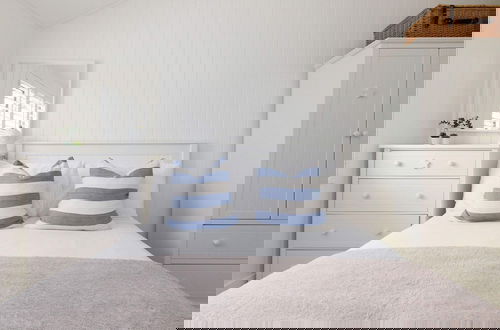 Foto 58 - Luxury Seafront Family Home - Indoor Pool
