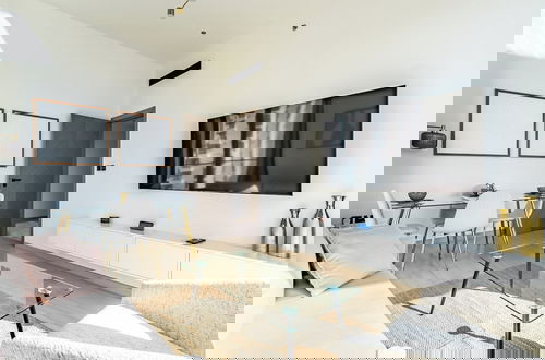 Foto 22 - Apt with Artful Interior and Urban Views