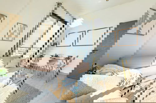 Foto 18 - Apt with Artful Interior and Urban Views
