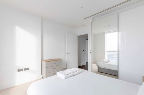 Photo 3 - Chic 1BD Flat W/views of the Shard - South Quay