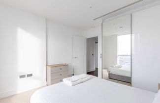 Photo 3 - Chic 1BD Flat W/views of the Shard - South Quay