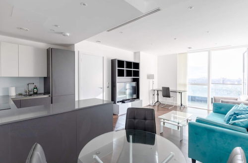 Photo 5 - Chic 1BD Flat W/views of the Shard - South Quay