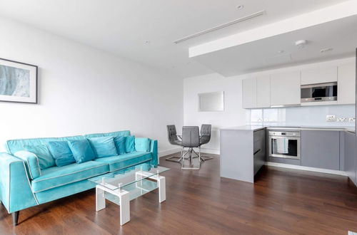 Photo 12 - Chic 1BD Flat W/views of the Shard - South Quay