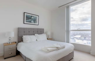 Photo 2 - Chic 1BD Flat W/views of the Shard - South Quay