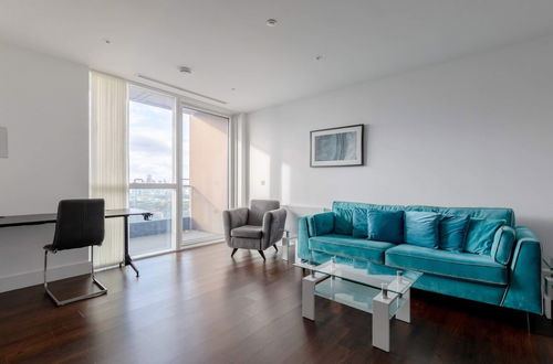 Photo 15 - Chic 1BD Flat W/views of the Shard - South Quay