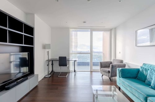 Photo 11 - Chic 1BD Flat W/views of the Shard - South Quay