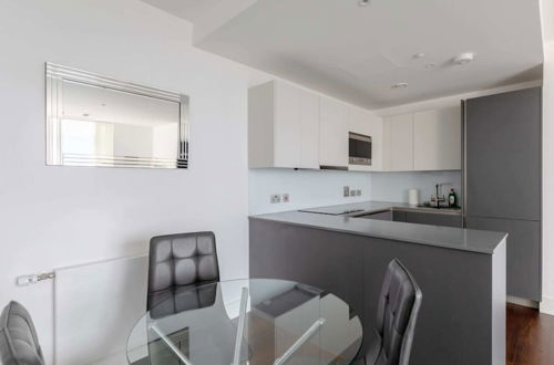 Foto 8 - Chic 1BD Flat W/views of the Shard - South Quay