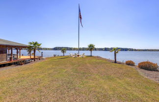 Photo 2 - Waterfront Vacation Rental Home on Lake Sinclair