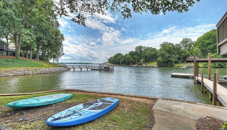 Photo 1 - Family Lake House Retreat by Avantstay Sleeps 28