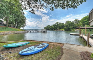 Photo 1 - Family Lake House Retreat by Avantstay Sleeps 28