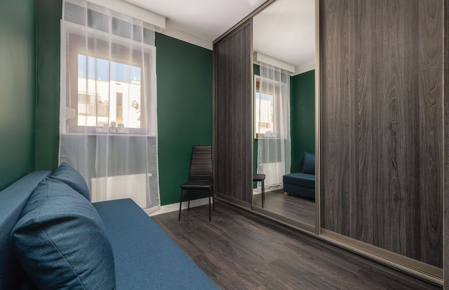 Mysterious Blue Apartment by Renters - Photo 5