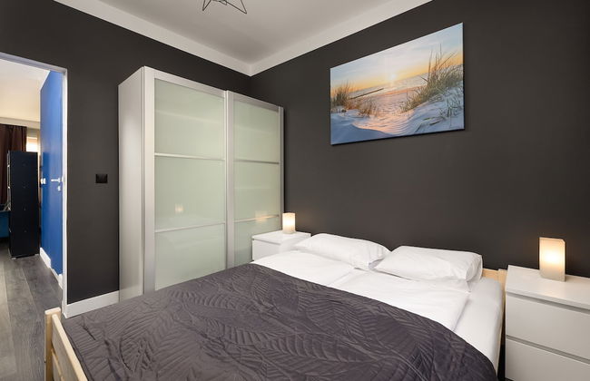 Mysterious Blue Apartment by Renters - Photo 8