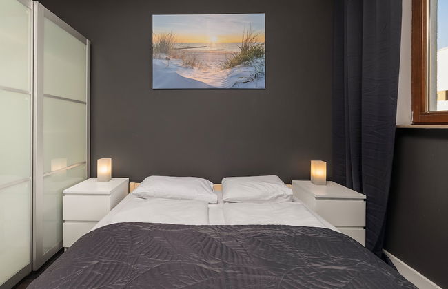 Mysterious Blue Apartment by Renters - Photo 11