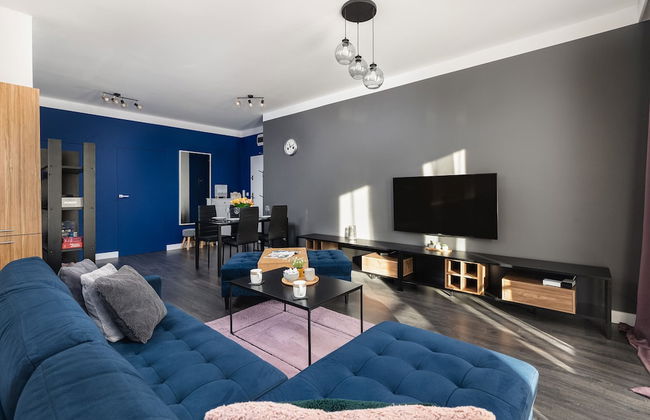 Mysterious Blue Apartment by Renters - Photo 22