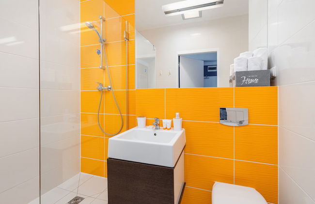 Mysterious Blue Apartment by Renters - Photo 36