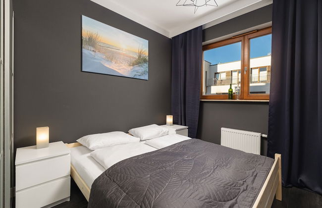 Mysterious Blue Apartment by Renters - Photo 3