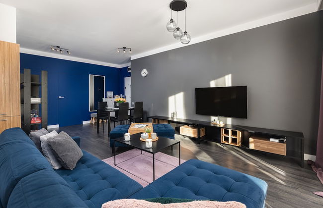 Mysterious Blue Apartment by Renters - Photo 37