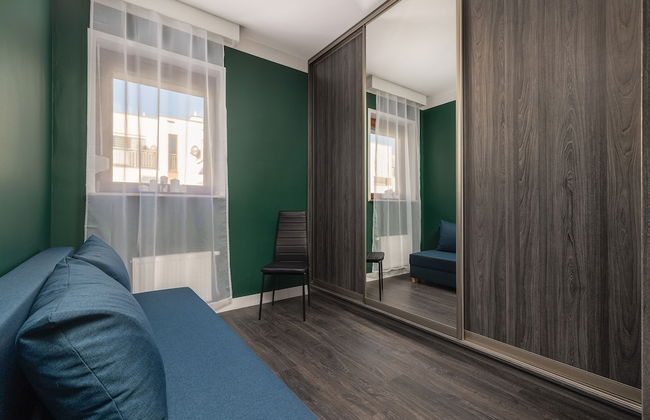 Mysterious Blue Apartment by Renters - Photo 10