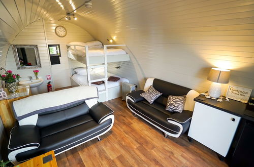 Foto 5 - Deluxe Glamping Pod With Hot Tub in Frodsham