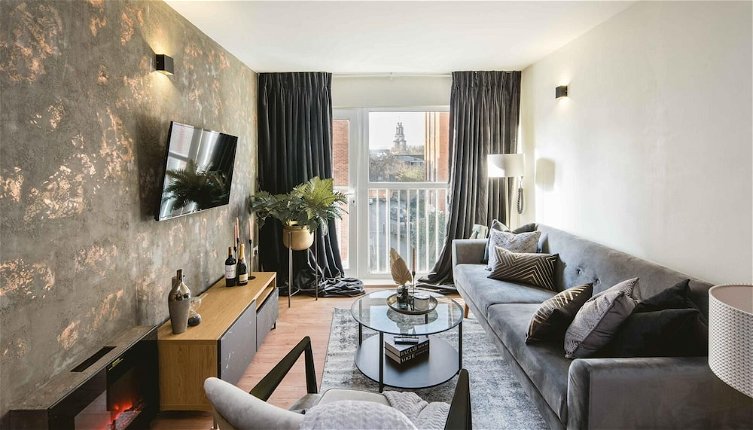 Photo 1 - Luxe Living in a 2-bedroom Canary Wharf Haven