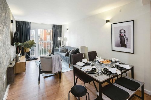 Photo 27 - Luxe Living in a 2-bedroom Canary Wharf Haven