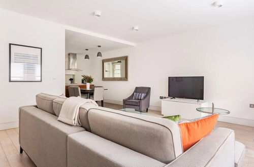 Photo 17 - Beautiful 2-bed Apartment in Central London