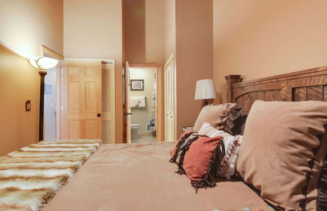 North Lake Tahoe Alpine Retreat 5 Min to Skiing! - Photo 4