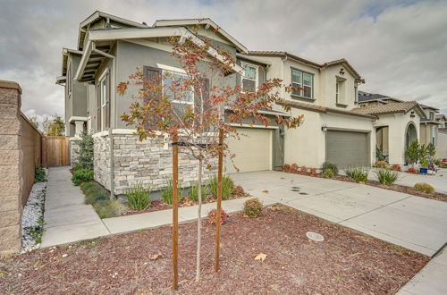 Foto 5 - Newly Built Tracy Home w/ Backyard + Pool Access