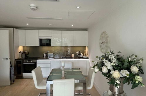 Photo 14 - Chic 1BD Flat by the River Thames - Fulham