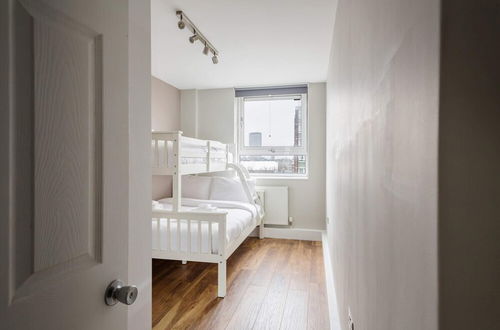 Photo 8 - Modern 3 Bedroom Apartment in Holborn