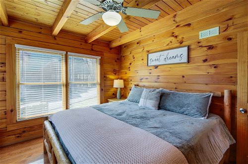 Photo 20 - Pigeon Forge Cabin: Premier Location & Hot Tub