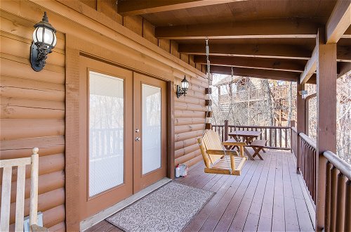 Photo 4 - Pigeon Forge Cabin: Premier Location & Hot Tub