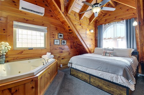 Photo 7 - Pigeon Forge Cabin: Premier Location & Hot Tub