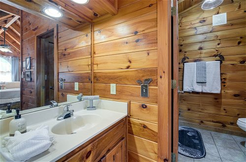 Photo 16 - Pigeon Forge Cabin: Premier Location & Hot Tub