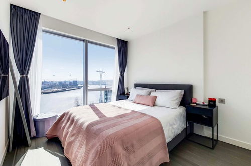 Photo 1 - Ravishing 1BD Flat - 2 Minute Walk From the O2