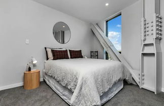 Photo 3 - Designer Luxury 2-Bed Apartment With Car Park