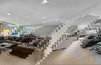 Foto 3 - Stay Awhile by Avantstay Lakefront + Pool, Dock