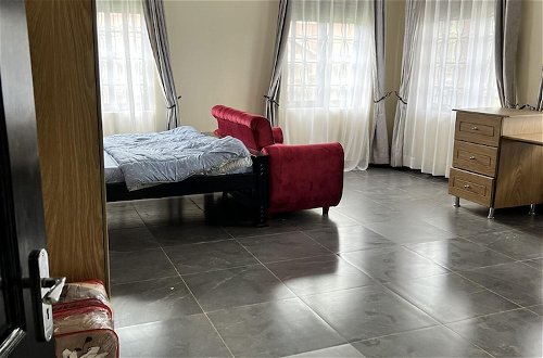 Photo 2 - Inviting 9-bed Villa in Kampala
