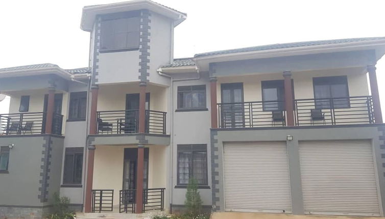 Photo 1 - Inviting 9-bed Villa in Kampala