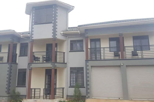 Photo 1 - Inviting 9-bed Villa in Kampala