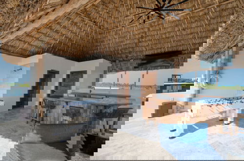 Foto 37 - NEW Oceanfront 5 Bedroom Private Island Villa