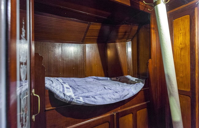 Boat Getaway Near Lake - Photo 2