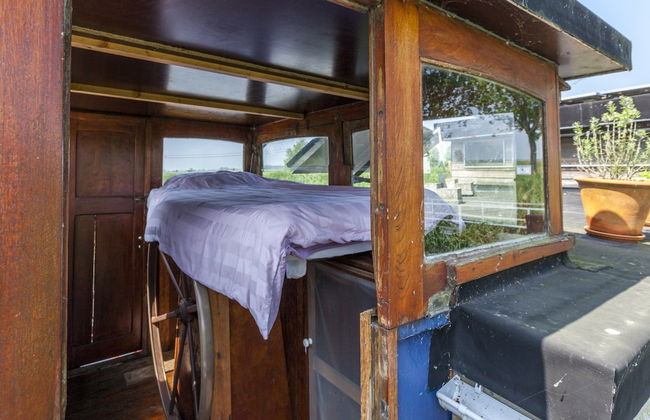 Boat Getaway Near Lake - Photo 3
