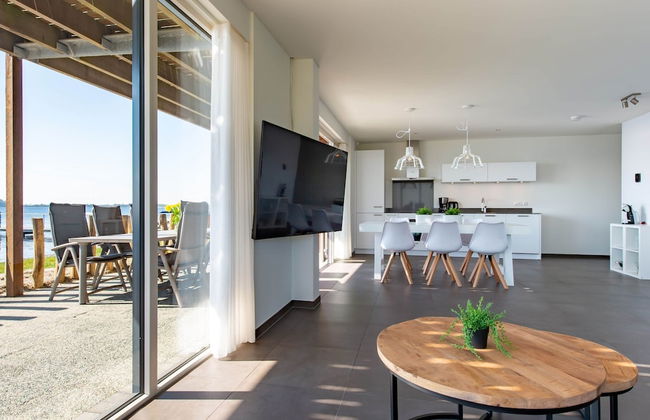 Exclusive Apartment on the Ground Floor Directly Located on the Water - Foto 18
