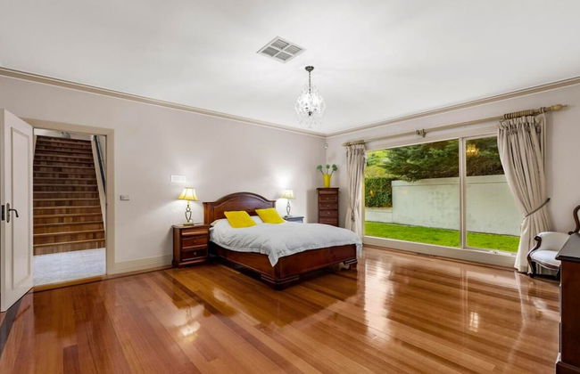StayAU Expansive 7BR Villa Warrandyte - Foto 1