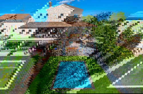 Photo 1 - Luxurious 6-bedroom Villa Just 10 Minutes From the Beach