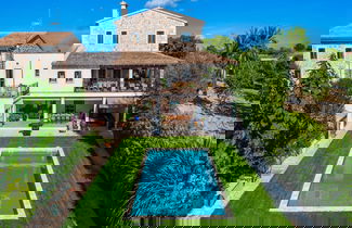 Photo 1 - Luxurious 6-bedroom Villa Just 10 Minutes From the Beach