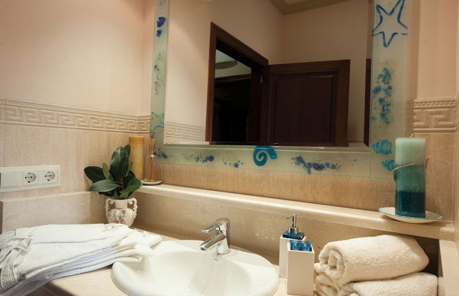 Luxurious 6-bedroom Villa Just 10 Minutes From the Beach - Foto 16